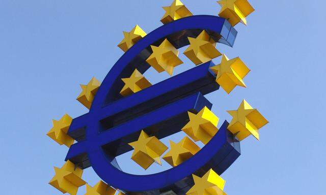 Symbol Euro Logo vor der Europaeischen Zentralbank