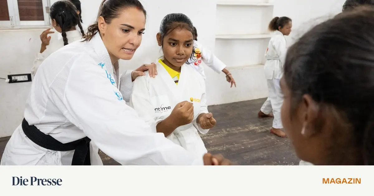 Sport-mit-berzeugungskraft-Wie-Karate-Training-indischen-M-dchen-hilft-premium-
