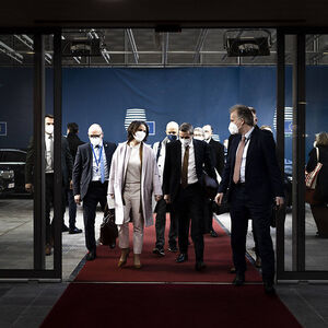 (L-R) Annalena Baerbock (Buendnis 90/Die Gruenen), Bundesaussenministerin, und Michael Clauss, Staendiger Vertreter von