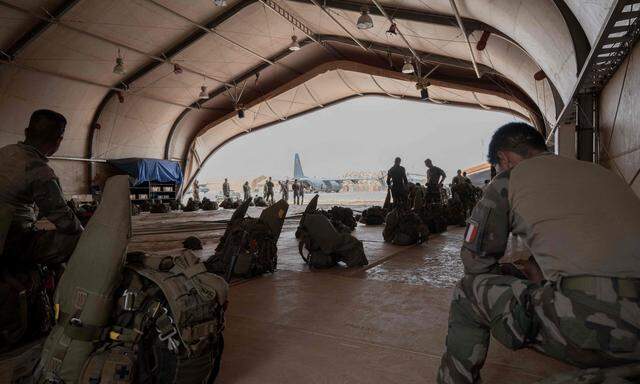 Französische Soldaten auf einer Militärbasis in Niamey.