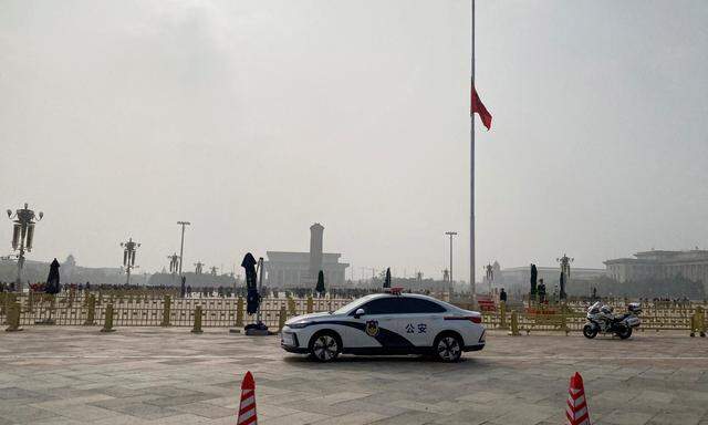 Die Flaggen in der chinesischen Hauptstadt Peking stehen auf Halbmast.