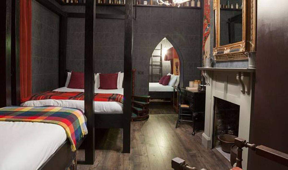 Ursprünglich sollten die Hotelzimmer vor allem Familien mit Kindern anziehen. Tatsächlich buchen aber viele junge Pärchen, die mit den Harry Potter Büchern aufwuchsen, die Wizarding Chambers.