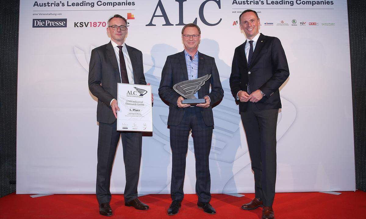 Auszeichnung 1. Platz Kategorie International für die CNH Industrial Österreich GmbH (v.l.) PwC Österreich Partner Rudolf Krickl mit Preisträger und CNH-Geschäftsführer Christian Huber sowie Wirtschaftslandesrat Jochen Danninger.