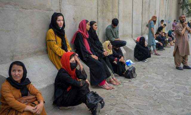Frauen in Afghanistan (hier ein aktuelles Bild aus Kabul) fürchten Zustände wie unter der ersten Herrschaft der Taliban in den 1990er-Jahren.