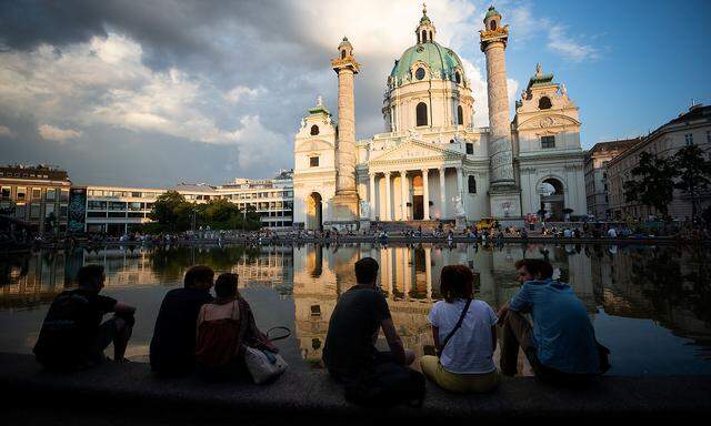 In Wien (im Bild die Karlskirche während des Popfests am vorvergangenen Wochenende) will man die Corona-Ampel in ihrer jetzigen Form nicht umsetzen, weil eine Lagebewertung pro Bezirk nicht sinnvoll sei.
