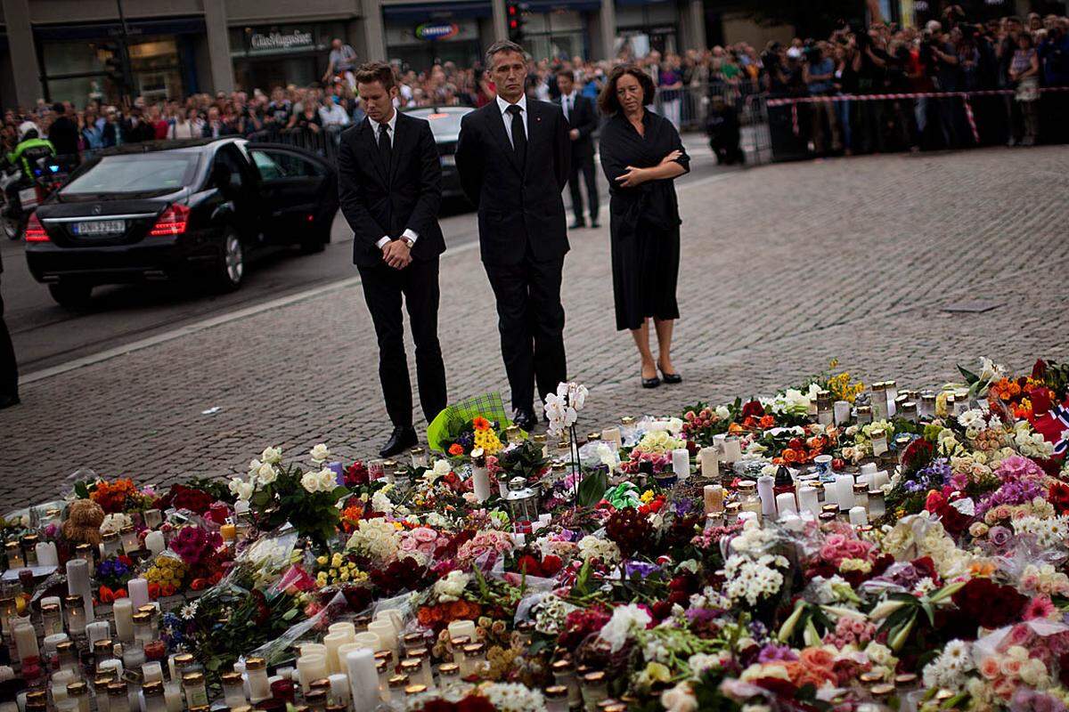 Vor der Messe haben sie an einer Gedenkstelle weiße Rosen abgelegt.