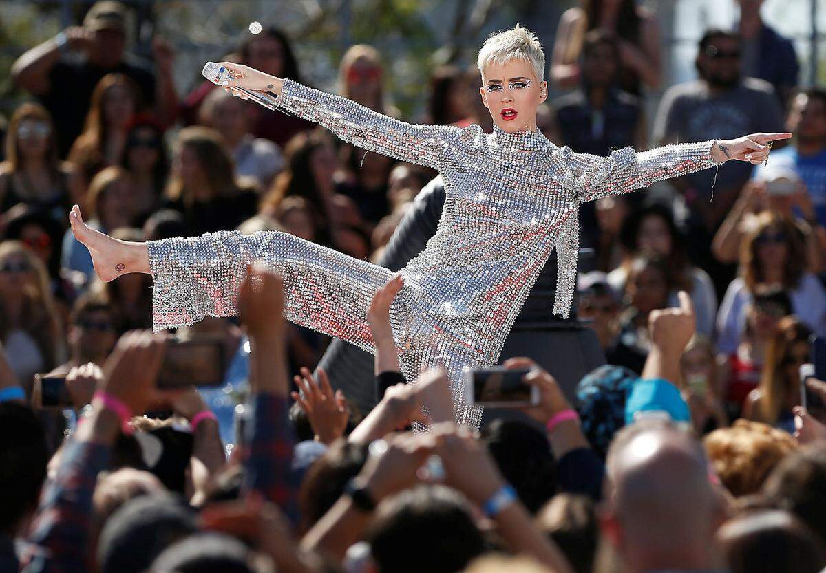 Die mittlerweile 32-Jährige tanzt noch immer leidenschaftlich gerne - wenn auch unter dem Künstlernamen Katy Perry. Das Foto aus ihrer Kindheit postete die Popsängerin auf der Social-Media-Plattform Instagram.