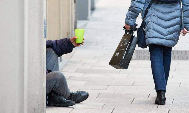 Obdachlose sind oft darauf angewiesen, auf der Straße um Geld zu bitten.