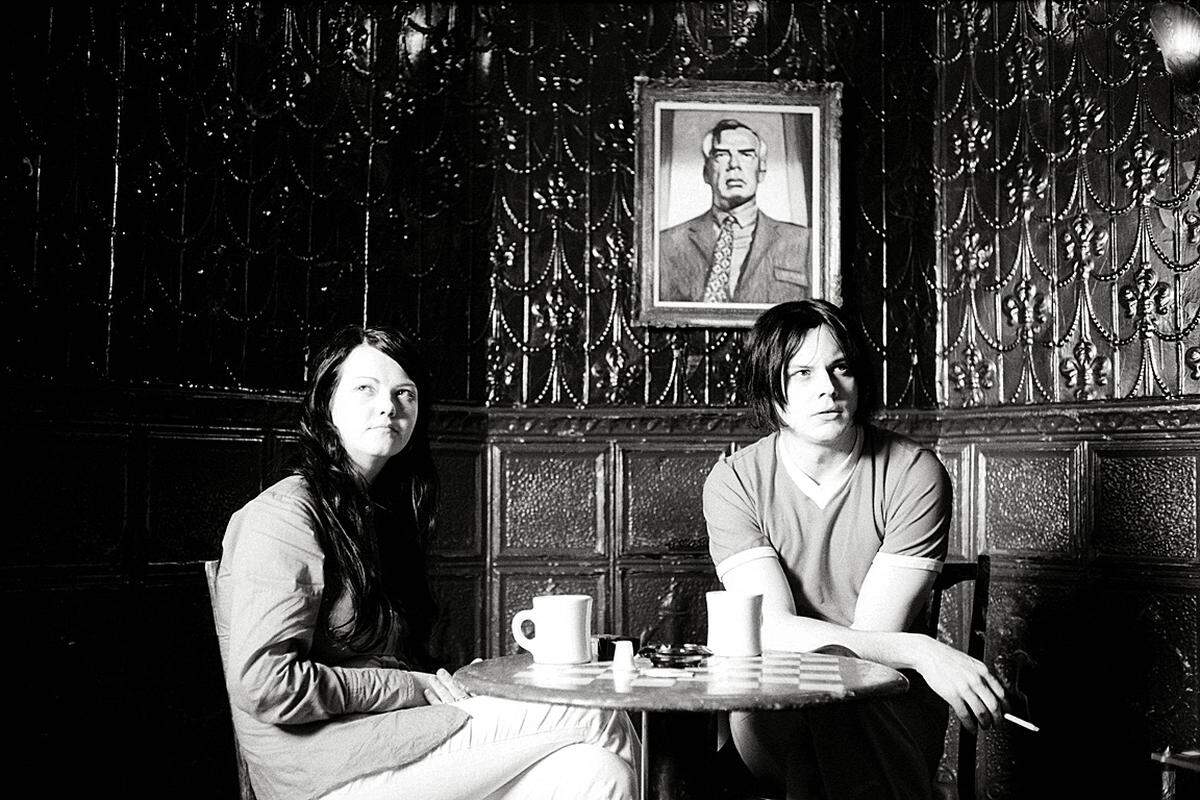 Das Rockduo aus Detroit Jack und Meg White, besser bekannt als die "White Stripes" gibt sich in einer der Episoden von Jim Jarmuschs "Coffee and Cigarettes" (2003) die Ehre und führt einen skurrilen Smalltalk über die titelgebenden Alltagsdrogen.