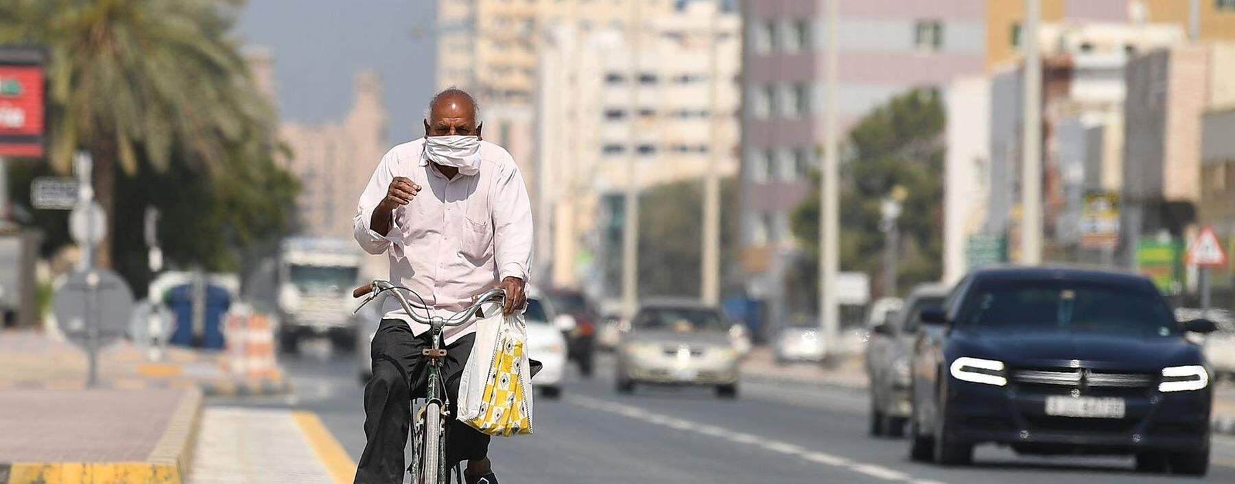 Ein Mann mit Atemschutz im Emirat Sharjah, Vereinigte Arabische Emirate