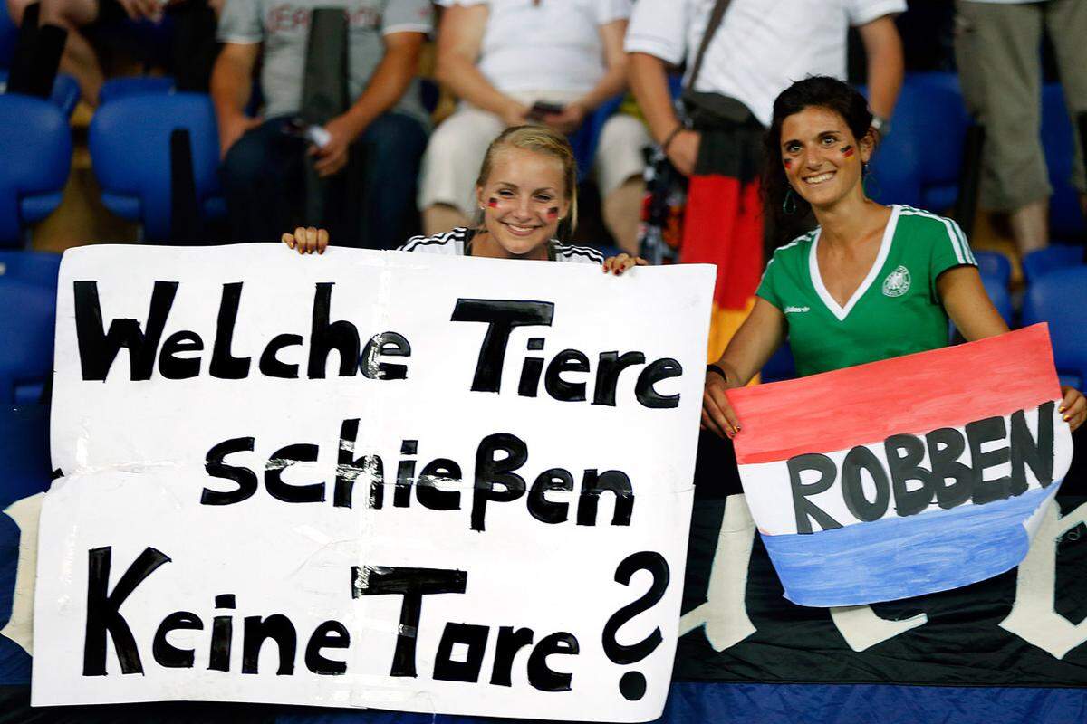 "Mein lieber Scholli, was für ein Sieg! Ausgerechnet der von ARD-Experte Mehmet Scholl so heftig kritisierte Mario Gomez schießt mit zwei Toren die Niederländer ab - und die deutsche Elf so gut wie ins EM-Viertelfinale. Gomez lässt Bundestrainer Jogi Löw und uns alle tanzen."