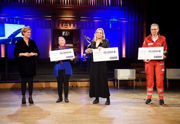 Lotterien-Vorstand Bettina Glatz-Kremsner mit den Finalistinnen in der Kategorie Humanitäres Engagement.
