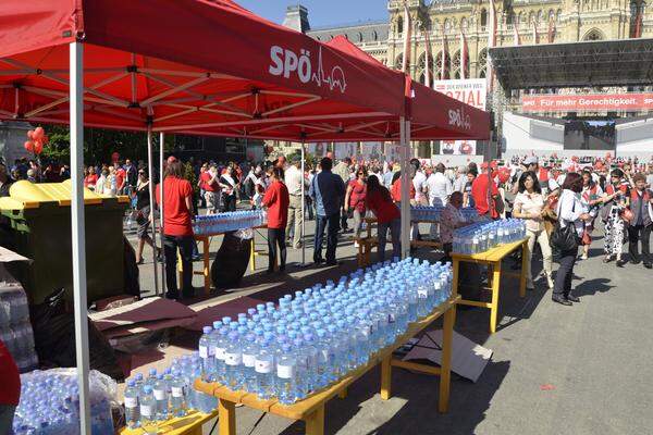 Um den Besuchern und Aktivisten die Strapazen der Hitze zu erleichtern, verteilte die SPÖ Wasser. Was aber nicht verhindern konnte,...