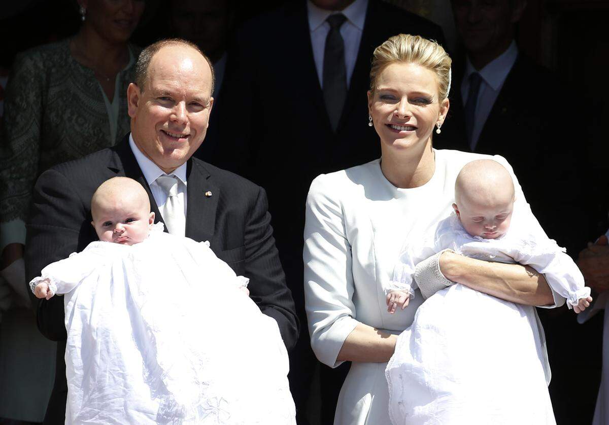 Genau fünf Monate nach ihrer Geburt sind am 10. Mai die Zwillinge des monegassischen Fürstenpaares Albert II. (57) und Charlene (37) in der Kathedrale von Monaco getauft worden.