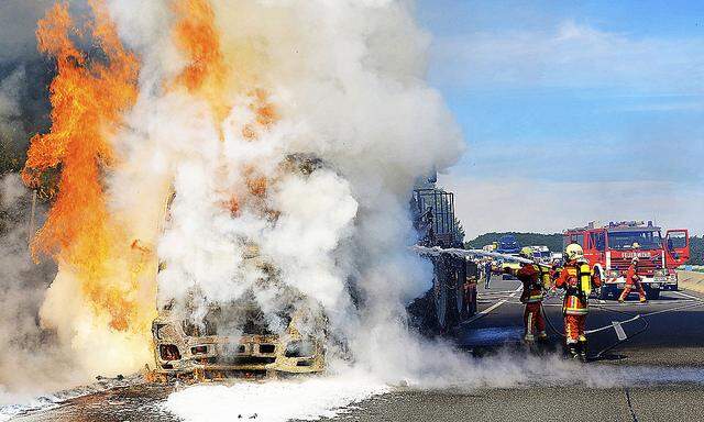 NIEDEROeSTERREICH: LKW BRAND AUF A21