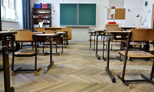 Die Sessel und Tische in den Schulen werden auseinander gerückt. Auch hier gilt der Mindestabstand.
