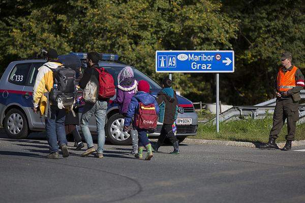 Am Mittwoch kamen wieder rund 2000 Menschen auf einmal in Spielfeld an. Etwa 1500 Personen dauerten die Kontrollen und Registrierungen dann aber zu lange. Sie durchbrachen eine Absperrung der Polizei in der steirischen Sammelstelle und machten sich zu Fuß auf der B67, der Grazer Straße, in Richtung Norden auf.