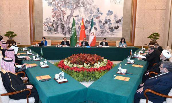 Chinas Außenminister Wang Yi (Mitte) mit Vertretern Saudiarabiens (l.) und des Iran in Peking (Bild vom Freitag).