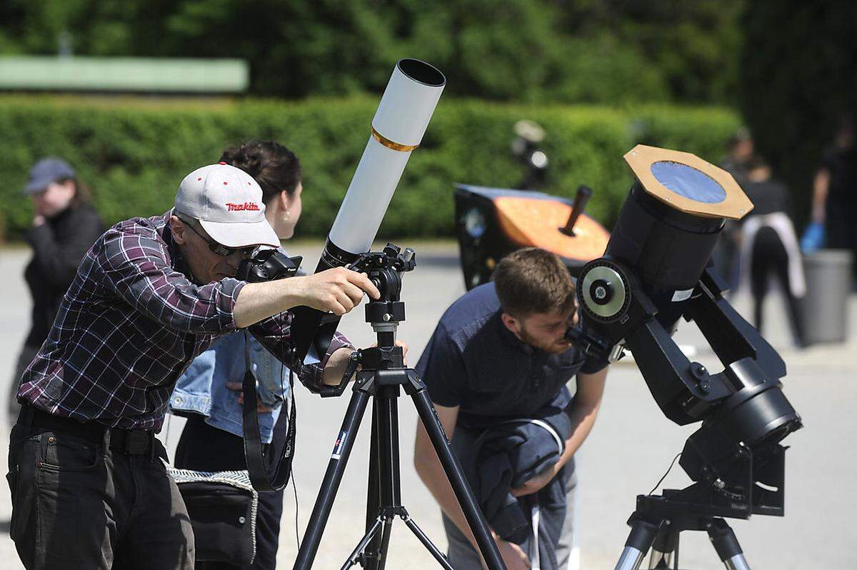 Insgesamt über 7,5 Stunden ist der Planet als kleiner schwarzer Punkt vor der Sonne vorbeigezogen. Viele Gespräche bei den zahlreichen Beobachtungsorten in Österreich drehten sich dennoch mehr um den Kanzler-Rücktritt als den Merkurtransit.  