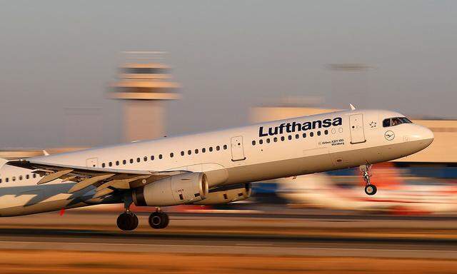 Im Bild ein A321 der Lufthansa am Flughafen Palma de Mallorca.