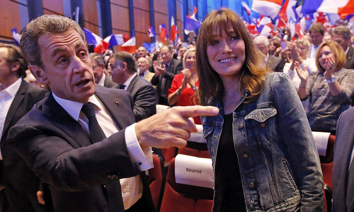 Zum Beispiel: Die 49-jährige Carla Bruni kennt die politische Bühne mittlerweile genauso gut wie das Mode-Parkett. Ihren Ehemann, den früheren französischen Präsidenten Nicolas Sarkozy, unterstützt sie nach wie vor...