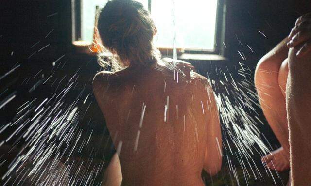 Reinigung, die über das Körperliche hinausgeht: Der Dokumentarfilm „Smoke Sauna Sisterhood“ von Anna Hints. 