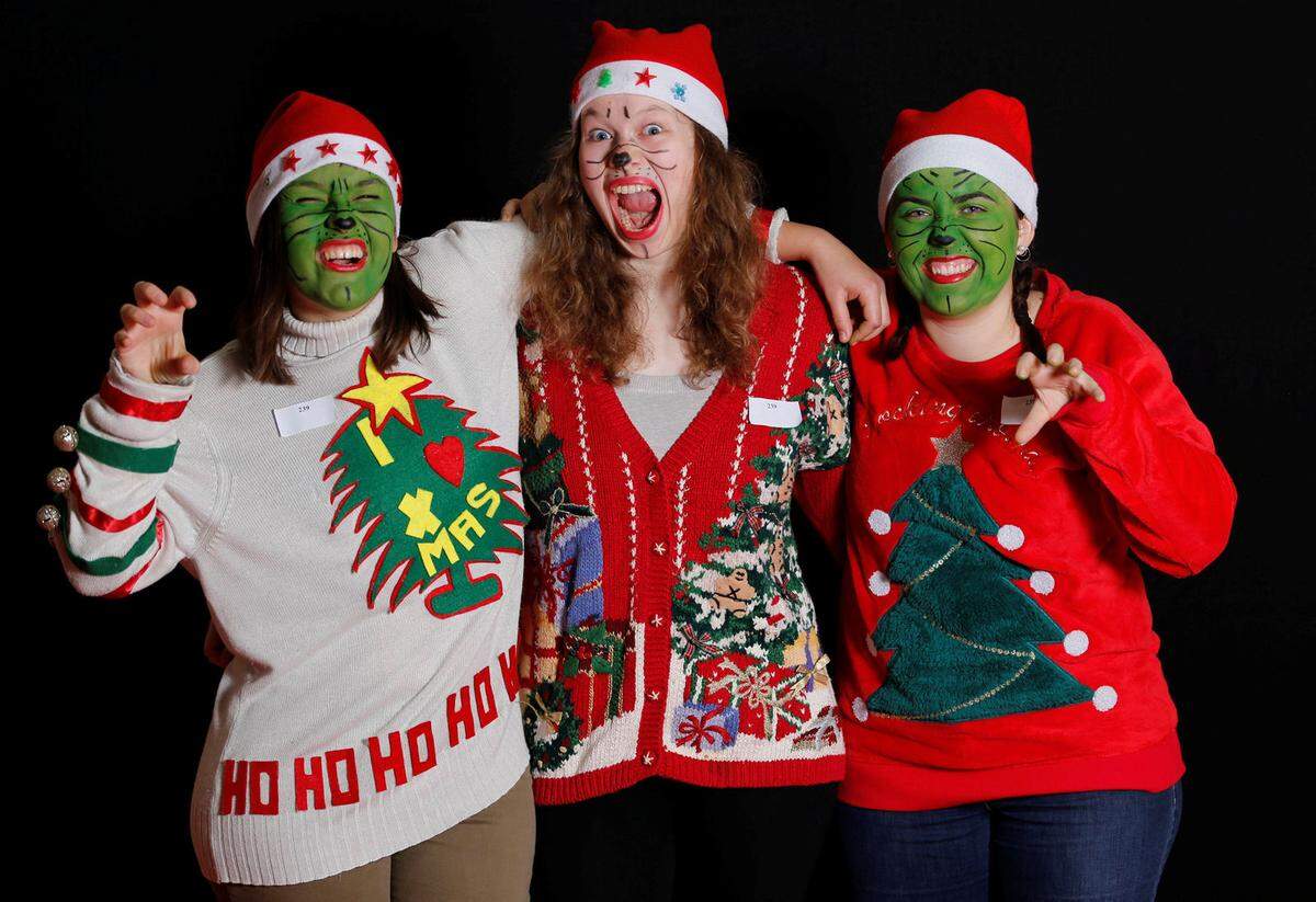 Ho, ho, ho: Im französischen Albi fand Ende November zum ersten Mal die Weltmeisterschaft der Ugly Christmas Sweater statt. Stolze 600 Kandidaten nahmen an der Weltmeisterschaft teil.  Die drei Kandidatinnen Cassandra, Pauline and Amelie versuchten mit Christbäumen und grüner Gesichtsbemalung zu punkten.