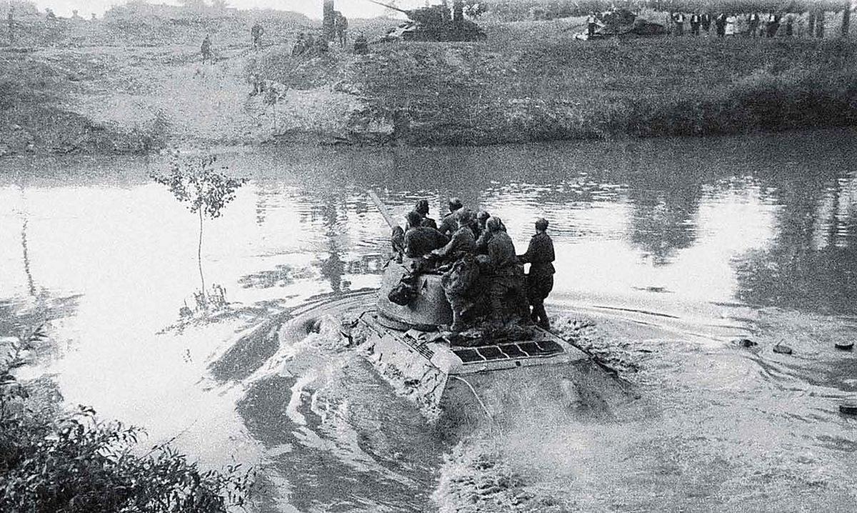 T-34 queren einen Fluss, etwa 1944