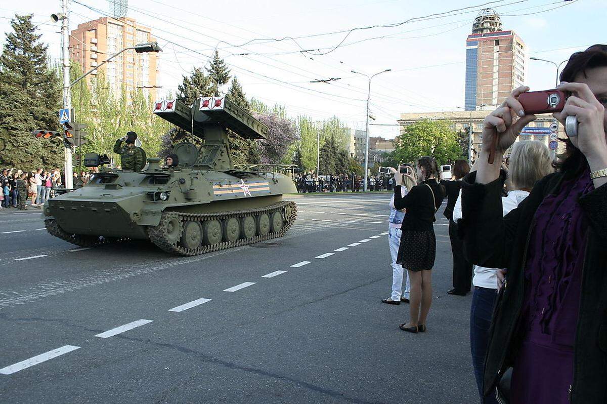 Was vor einem Jahr als bewaffneter Aufstand - mit entscheidender russischer Hilfe - gegen die neue proeuropäische Regierung in Kiew begann, hat sich mittlerweile zu einem Krieg mit mehr als 7000 Toten entwickelt. Waren zunächst im von den Separatisten kontrollierten Donbass nur ein paar Dutzend Bewaffnete anzutreffen, schätzt man die Stärke der prorussischen Milizen nun auf 40.000 bis 60.000 Mann.