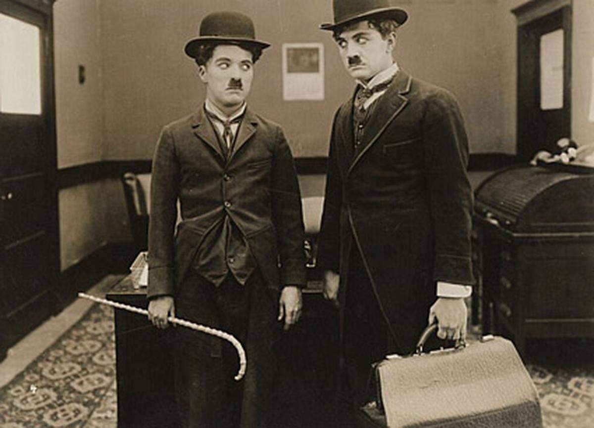 "Trotz seiner beständigen, schwindelerregend ins Perfektionistische gesteigerten Virtuosität kennt Chaplins Schaffen keine eigentliche Zuspitzung", schreibt das Filmmuseum in seinem Programm.  Im Bild: The Floorwalker, 1916 