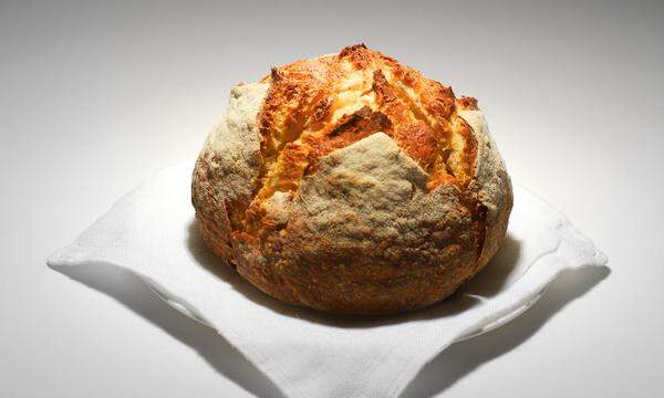 Knusperpracht. Ein Gang namens „Brot": Keine Butter, kein Olivenöl, nur Brot.