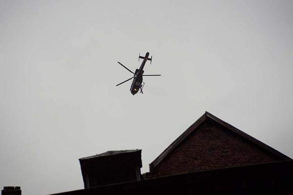 Über der Stadt kreisten Helikopter.