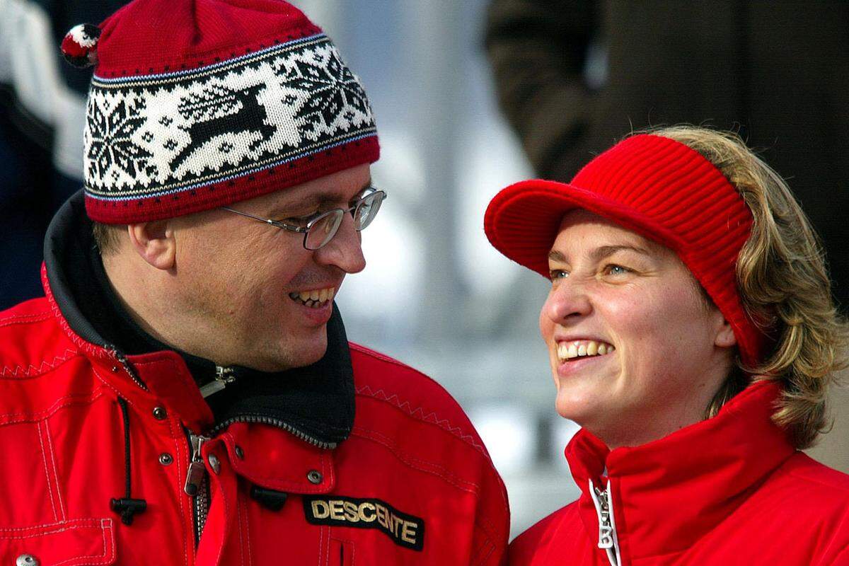 Auch eine zweite amouröse Angelegenheit ließ Grillitsch intern immer wieder wackeln, seine Beziehung zur damaligen FPÖ-Generalsekretärin Magda Bleckmann.Bild: Grillitsch und Bleckmann am 1. Februar 2004 beim Super-G der Damen in Haus.