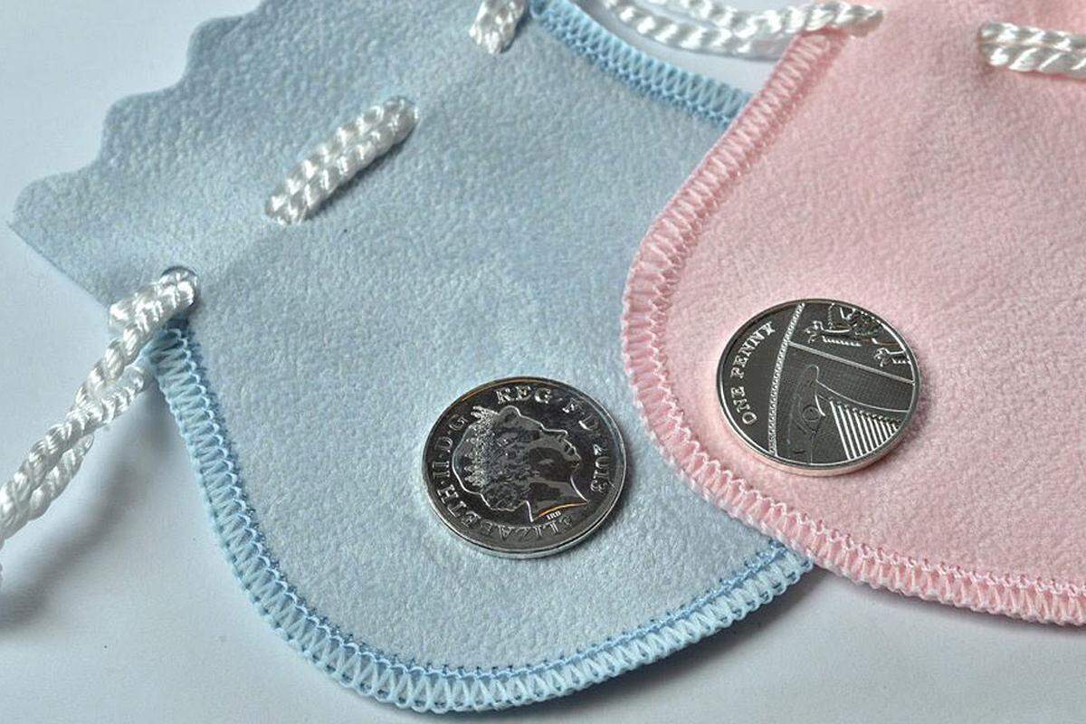 Babys, die am gleichen Tag wie der Windsor Spross das Licht der Welt erblicken, bekommen von der British Royal Mint (Münzprägeanstalt des Vereinigten Königreichs) einen silbernen Penny mit dem eingravierten Geburtsjahr geschenkt.
