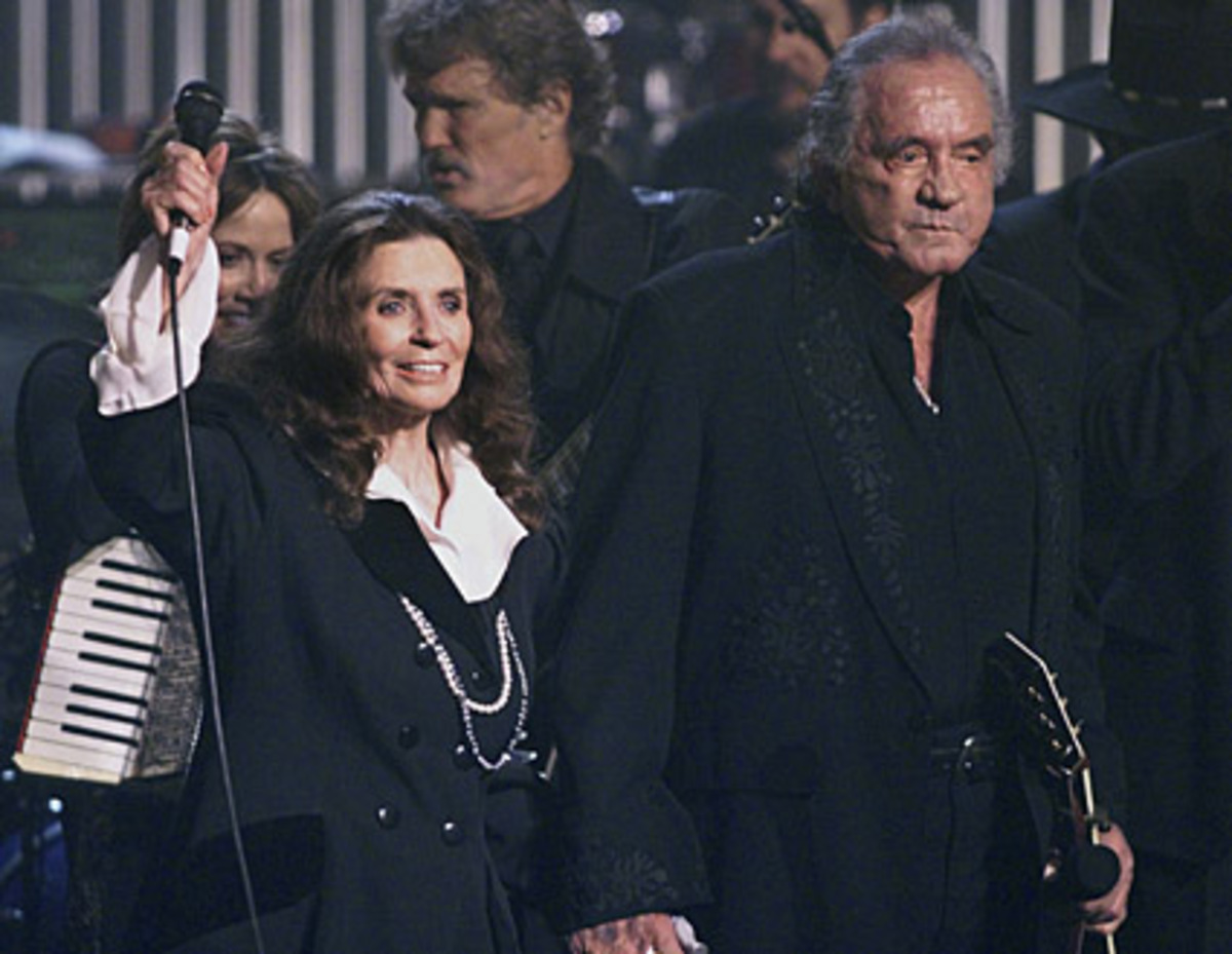 In seinem Leben hatte Johnny Cash viele düstere Zeiten. Cash wuchs als Sohn eines armen Baumwollpflückers in Kingsland, Arkansas, auf. Als der zwei Jahre ältere Bruder bei einem Unfall mit der Kreissäge stirbt, macht der Vater den ihn für den Tod mit verantwortlich.