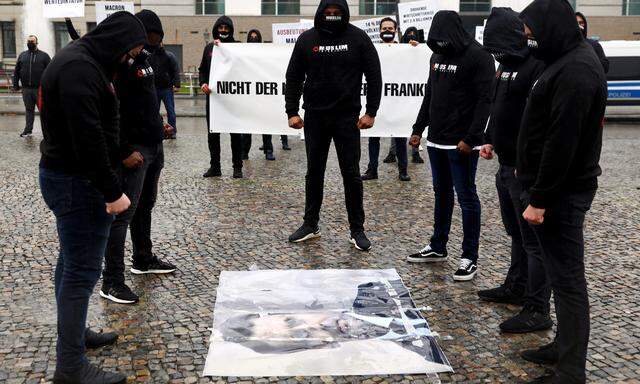 Mitglieder von Muslim Interaktiv bei einer Demo in Berlin.