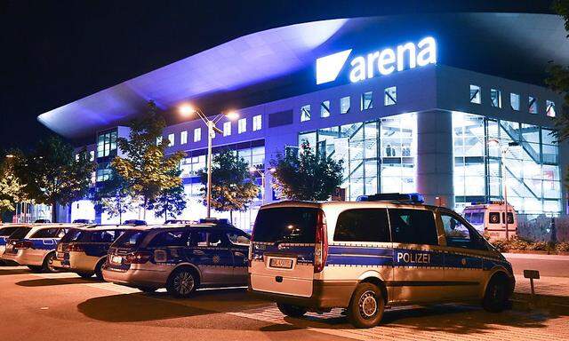 Germany's next Topmodel: Vor der Arena in Mannheim rückte die Polizei mit einem Großaufgebot an.