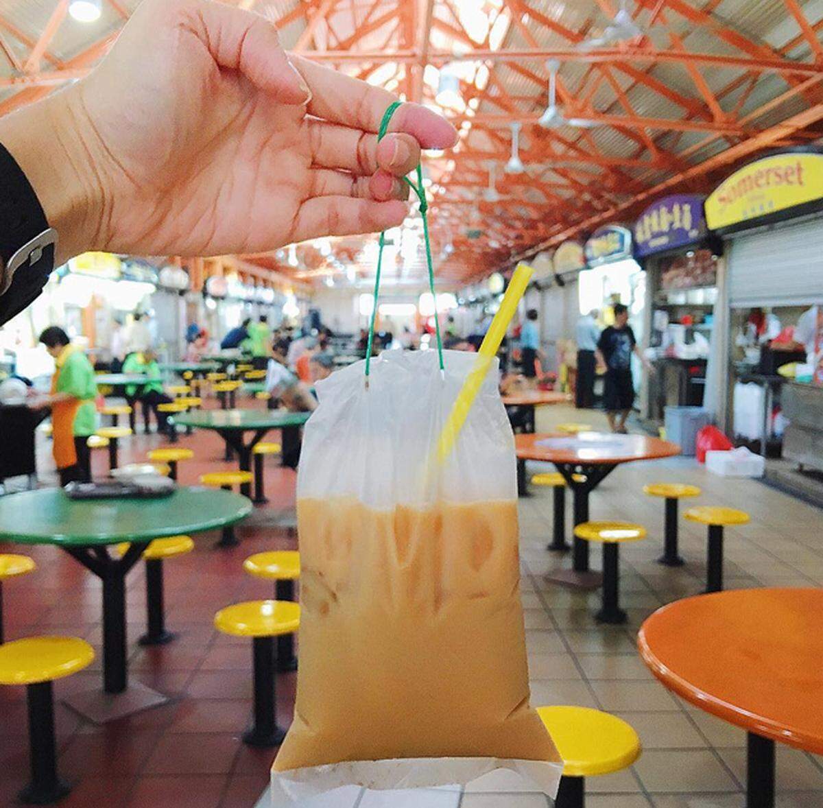 Im malaiischen Chinatown wird der sogenannte Teh Tarik, schwarzer Tee mit Kondensmilch, ebenfalls so serviert, wenn man ihn eiskalt und "to go" bestellt.