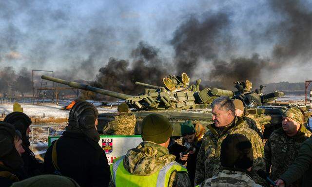 Der Präsident auf Truppenbesuch: Petro Poroschenko traf am Mittwoch ukrainische Soldaten in der Region Chernihiv.