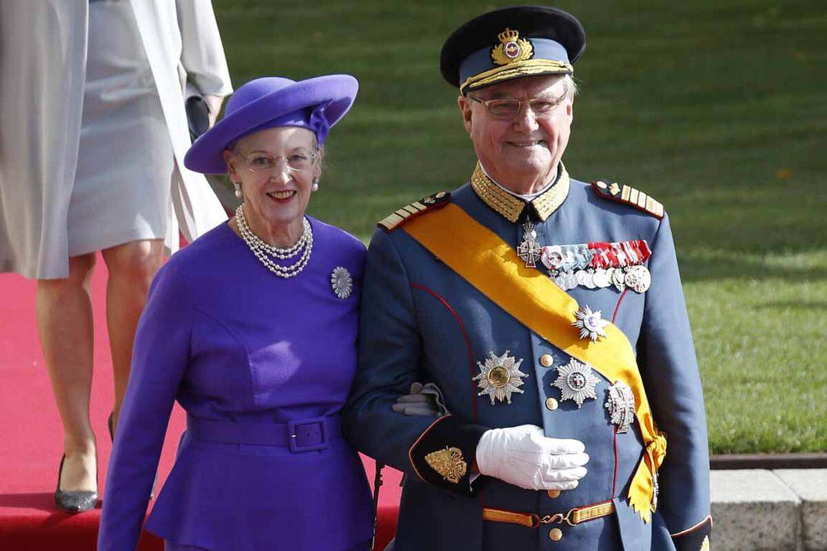 Dänemarks Königin Margrethe II. stach in Violett heraus, Prinzgemahl Henrik zeigt seine Orden.