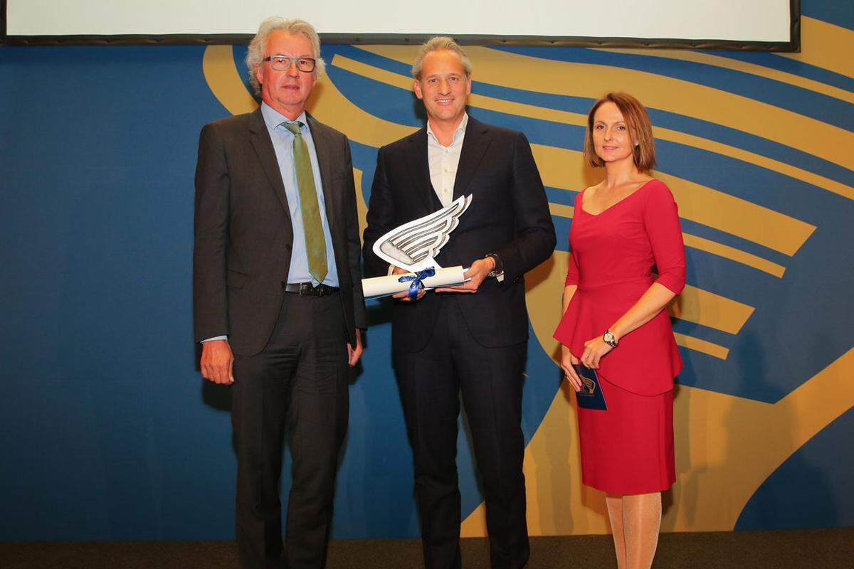 Bester Mittelbetrieb von Vorarlberg: Henn Chef Martin Ohneberg (Mitte) wird vom WK-Vizepräsidenten Edi Fischer und von Styria-Repräsentantin Eva Komarek geehrt.