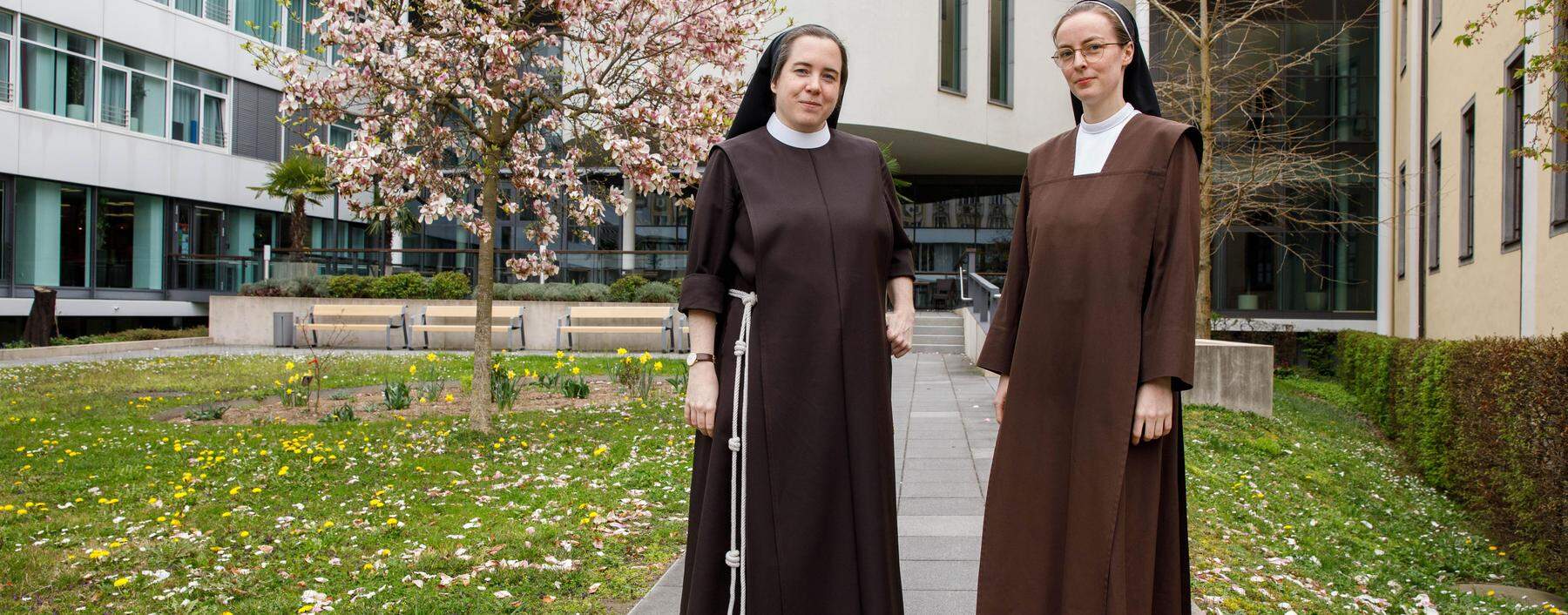 Schwester Helena Fürst (l.) und Schwester Mirjam Maria Schwaiger teilen Momente ihres Alltags mit ihren Followern auf Instagram.