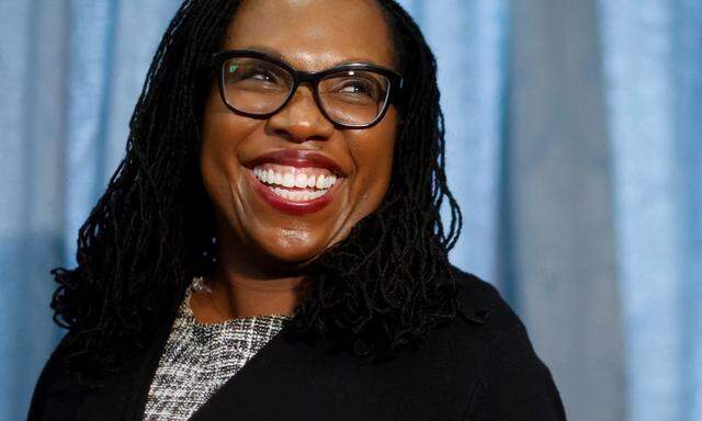 Ketanji Brown Jackson durchbricht als erste Afroamerikanerin eine Barriere am Obersten Gerichtshof.  