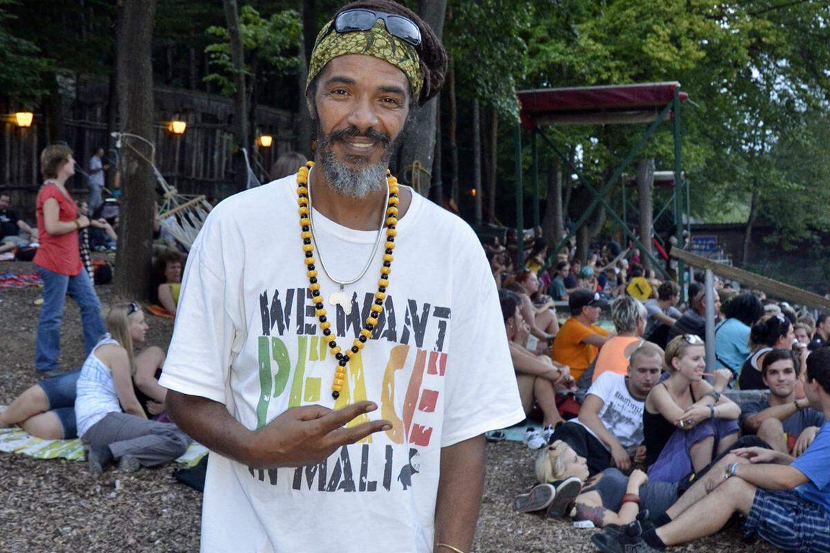 Am Nachmittag gab dieser Herr als Bandmitglied von Tiken Jah Fakoly selbst noch klassischen Reggae zum besten, abends mischte er sich unter die Menge. Auf "Frieden in Mali" hoffen auch ...