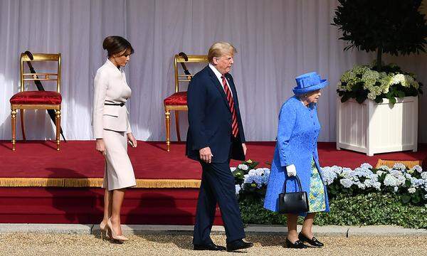 Auch Queen Elizabeth II gab Trump und seiner Frau die Ehre – und so ganz ohne Fauxpas ging es nicht zu. Zunächst ließen Trump und First Lady Melania die Queen mehrere Minuten im Innenhof des Windsor Castle warten. Auch für einen obligatorischen Knicks war man sich zu schade. Auf diesem Bild ließ der US-Präsident der britischen Monarchin noch den Vortritt. Beim Abschreiten der Ehrengarde drehte er der Queen später weniger elegant den Rücken zu. Elegant war zumindest das crèmefarbene Kostüm der First Lady. Die Besuche von Trumps Vorgänger gingen hingegen - fast - alle reibungslos über die Bühne.