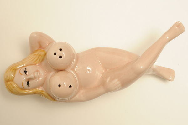 Eine Ausstellung im Hofmobiliendepot geht ab 19. Februar auf die Suche nach dem "guten" und "schlechten" Geschmack.Im Bild: Salz- und Pfefferstreuer in Form einer liegenden Frau.