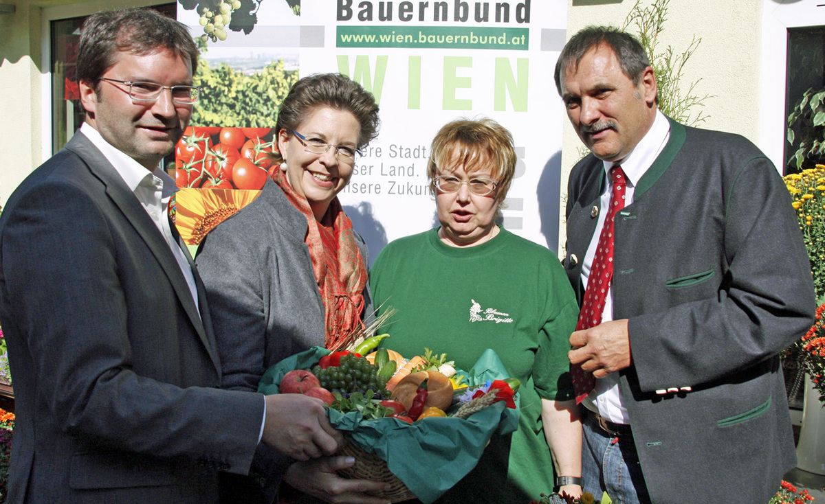 Am Karmeliterplatz in der Leopoldstadt trifft die "Blumen Brigitte" Horngacher unterdessen letzte Vorbereitungen für eine Pressekonferenz des Bauernbunds mit Spitzenkandidatin Marek. "Der Wein gehört zum Wienerischen", schwärmt die 42-jährige Marek wenig später über die Taten der jährlich 19 Millionen Achterl produzierenden Wiener Winzer.