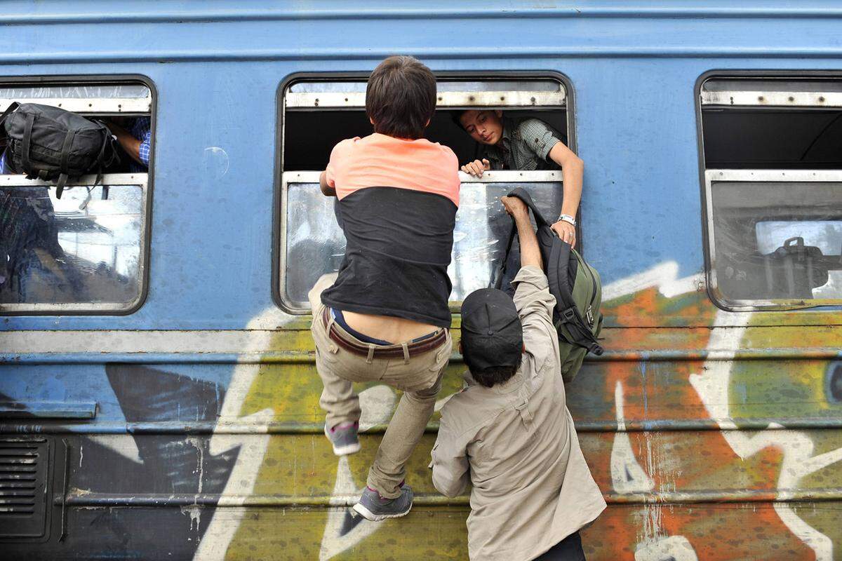 Das serbische Außenministerium forderte Mazedonien-Reisende zu größeren Vorsichtsmaßnahmen auf. Von einer Benutzung der Eisenbahnstrecke zwischen Idomeni und Gevgelija wird abgeraten.