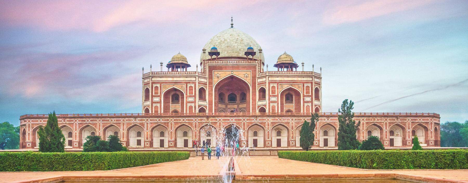 Das Mausoleum für den Großmogul Humayun in Neu-Delhi, erbaut um 1570 von seinem Sohn und Nachfolger, Akbar, wurde zur Inspiration für das Taj Mahal.