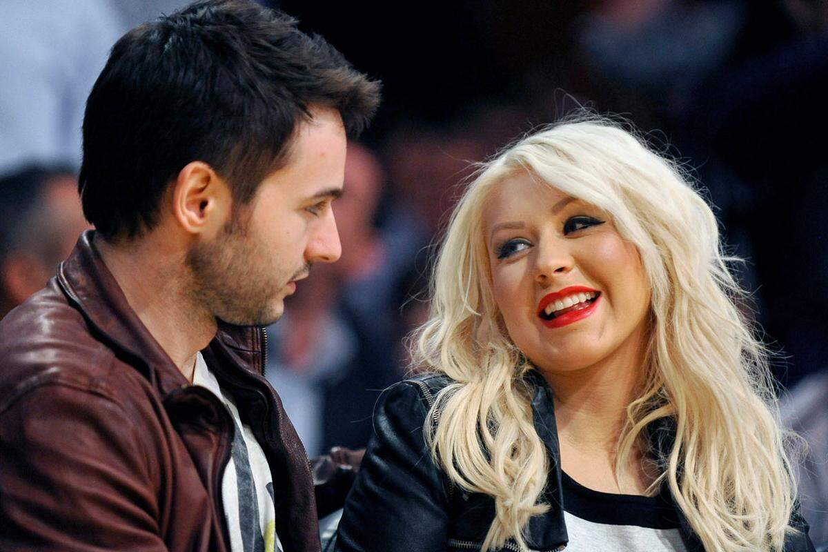 Die frisch verlobte Sängerin Christina Aguilera erwartet mit 33 Jahren ihr zweites Kind. Der neue Mann an ihrer Seite heißt Matt Rutler, er arbeitete als Assistent bei den Dreharbeiten zu "Burlesque", in dem die goldene Kehle ihr Leinwand-Debut gab. Aguilera hat bereits den sechs Jahre alten Sohn Max Liron mit ihrem Ex-Ehemann Jordan Bratman.